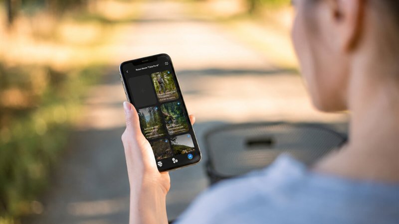 Viajera siguiendo una ruta recomendada en la app de Spotlife