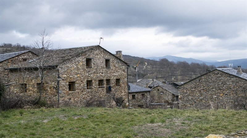 Pueblo rural de casas de piedra